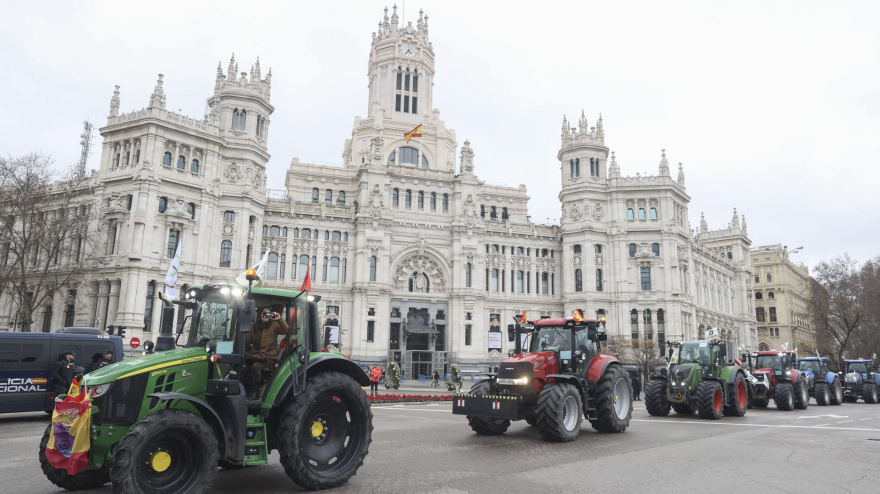 Cientos de tractores y agricultores recorren el centro de la capital este miércoles, convocados por Unión de Uniones y Unaspi en protesta por el acuerdo comercial entre la UE y el bloque de Mercosur y los posibles recortes en los fondos de la Política Agraria Común (PAC)
