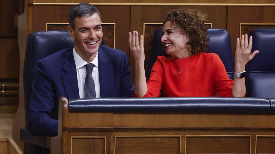 El presidente del Gobierno, Pedro Sánchez, y la vicepresidenta primera y ministra de Hacienda, María Jesús Montero