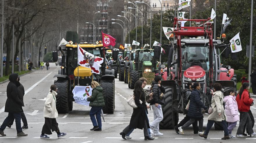 Cientos de tractores y agricultores recorren el centro de la capital este miércoles, convocados por Unión de Uniones y Unaspi en protesta por el acuerdo comercial entre la UE y el bloque de Mercosur