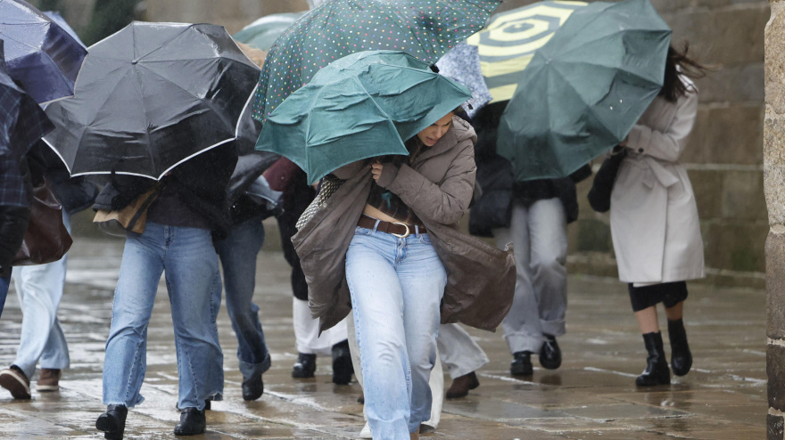 Varias personas se protegen de la lluvia, ese miércoles en Santiago de Compostela