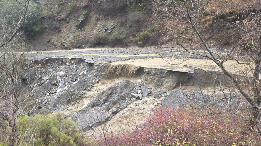 La crecida de los ríos en El Bierzo (León) anega pueblos y barrios y deja a decenas de vecinos aislados