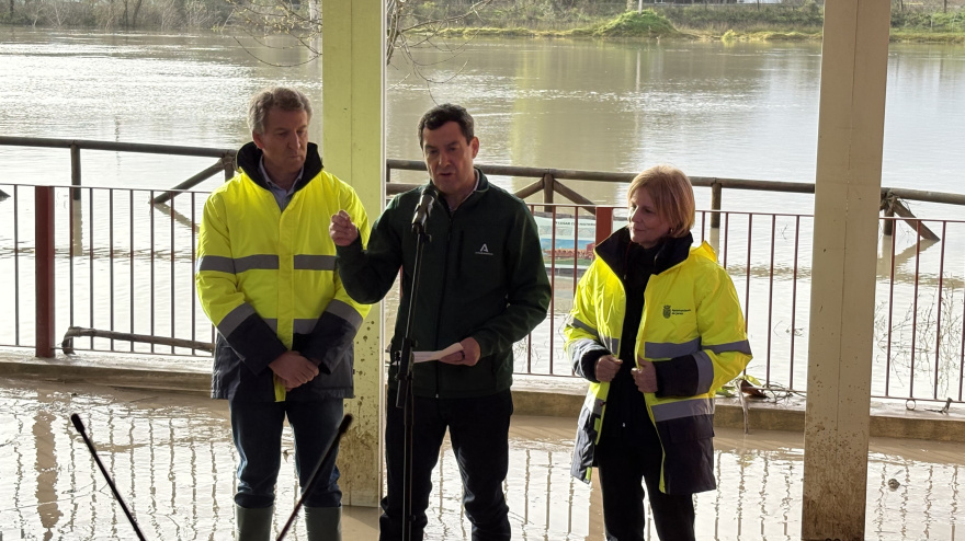 Juanma Moreno, junto a Alberto Núñez Feijóo y María José García Pelayo, en las inundaciones de Jerez