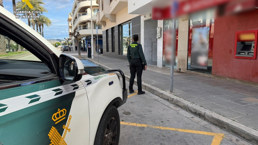 Detienen en Moraira a un fugitivo con dos órdenes de búsqueda mientras merodeaba un banco
