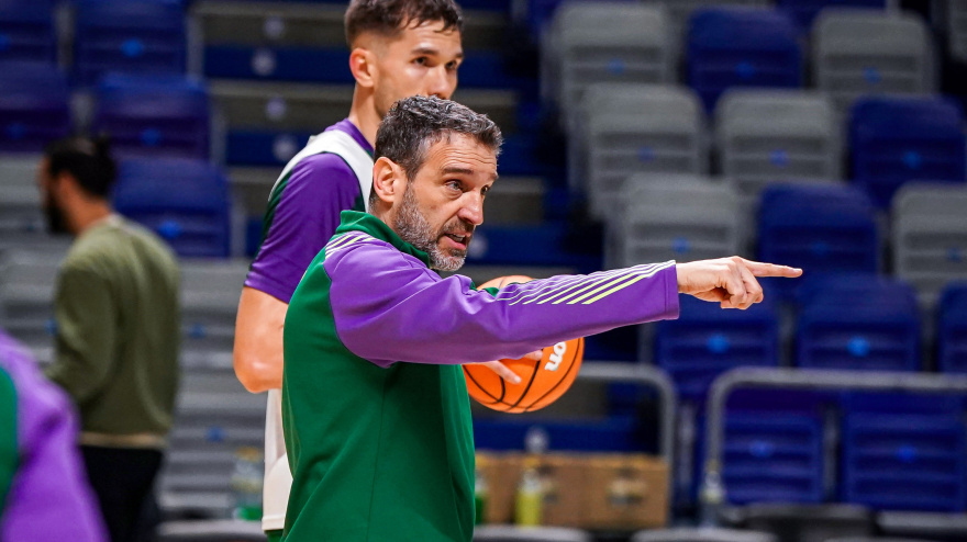 Ibon Navarro da instrucciones a Sulejmanovic