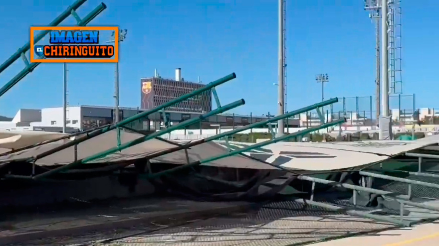 Una de las vallas de la Ciudad Deportiva del Barça se ha caído por el viento.