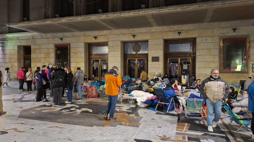 Un grupo de 'charangueros', a las puertas del Teatro Jovellanos de Gijón para comprar entradas para el Antroxu 2026