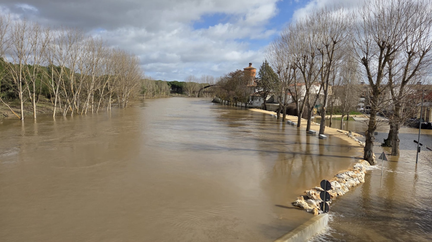 El río Cega a su paso por Viana (Valladolid) tras la importante crecida que ha anegado varias viviendas en la localidad