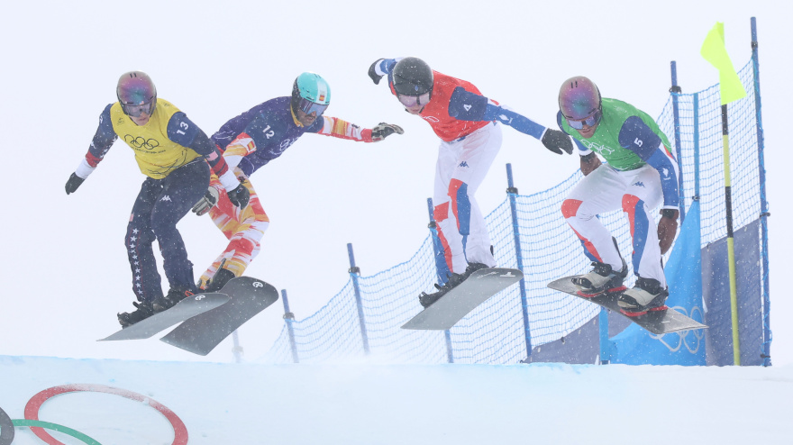 El español, de azul, se fue al suelo por culpa del estadounidense Nathan Pare.