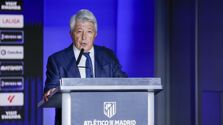 Enrique Cerezo, durante la presentación del argentino Nico González.