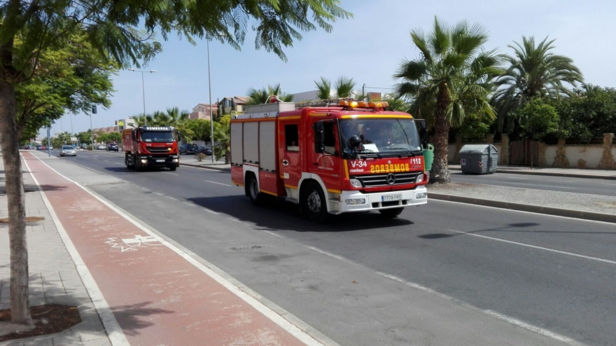 El Ayuntamiento de Alicante ha enviado dos vehículos y ocho efectivos de bomberos municipales para colaborar en la lucha contra el incendio forestal que afecta a los términos de Benitatxell y Jávea al norte de la provincia