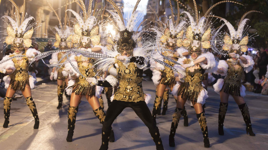 Peña Azabache, una de las 40 federadas en Águilas, durante un desfile de carnaval