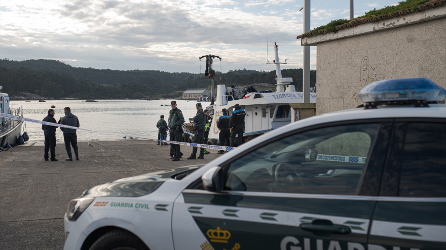 Efectivos de la Guardia Civil en el lugar donde se ha hundido un barco ‘bateeiro’