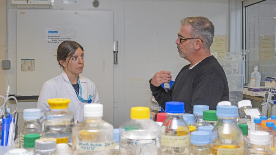 Roger Paredes en el laboratorio con una investigadora