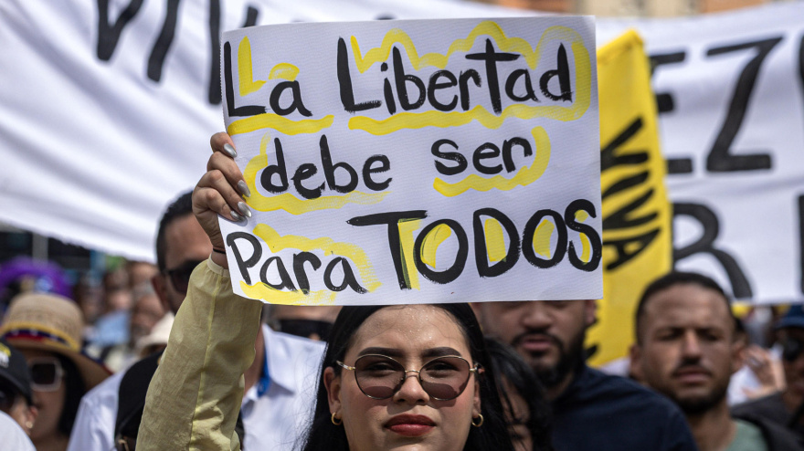 Una persona sostiene un cartel en una marcha por el Día de la Juventud este jueves, en Maracaibo (Venezuela)