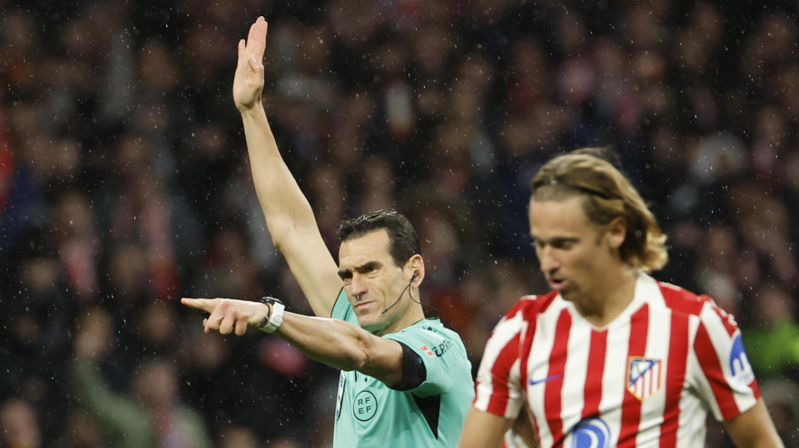 Martínez Munuera anula el gol de Eric García por un fuera de juego milimétrico
