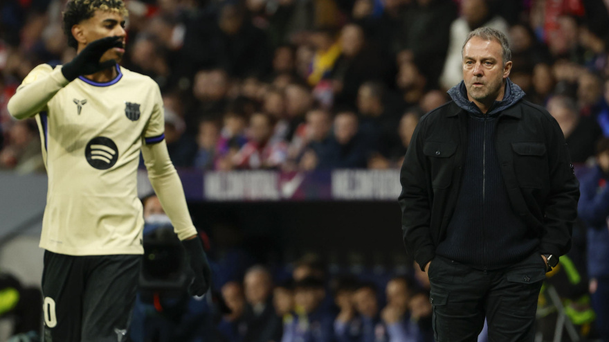 El entrenador del FC Barcelona Hans-Dieter Flick (d) durante el partido de ida de la semifinales de la Copa del Rey que Atlético de Madrid y FC Barcelona disputan este jueves en el estadio Metropolitano, en Madrid