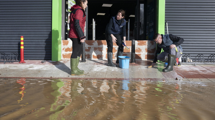 Vista de las calles anegadas en el municipio ciudadrealeño de El Robledo, afectado por la crecida del río Bullaque tras el desembalse histórico del embalse de Torre de Abraham