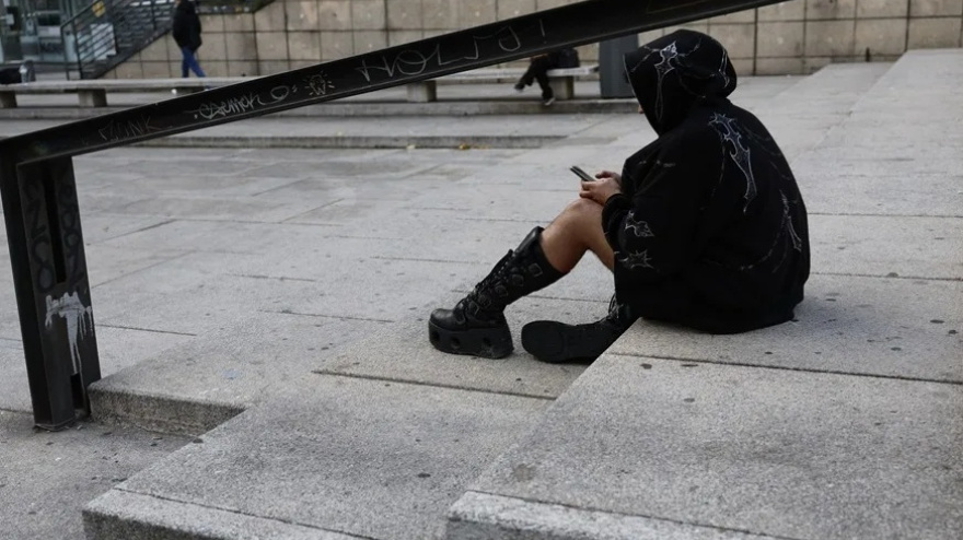 Imagen de archivo de una joven mirando su móvil en Madrid.