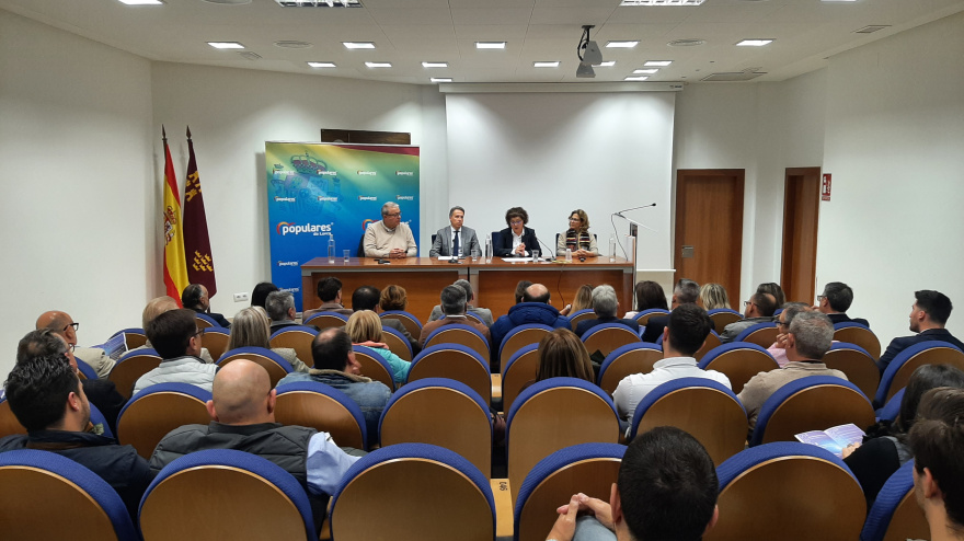 Alcalde, diputados y senadores del PP ante los empresarios en Ceclor en una reunión sobre los autónomos