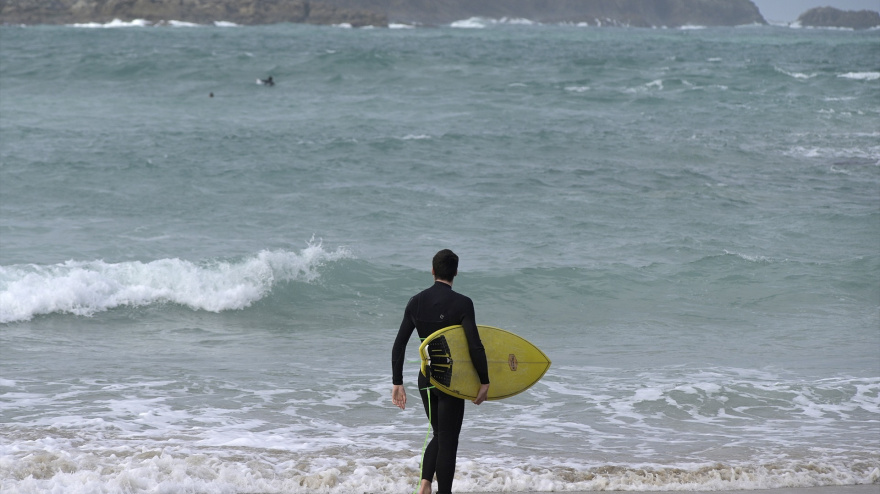 Foto de archivo de un surfista en la playa del Matadero de A Coruña durante una borrasca