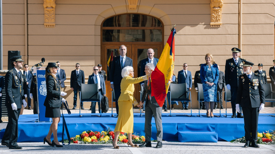 Hortensia Herrero amadrina la entrega de la Bandera a la Policía Nacional de la Comunitat Valenciana