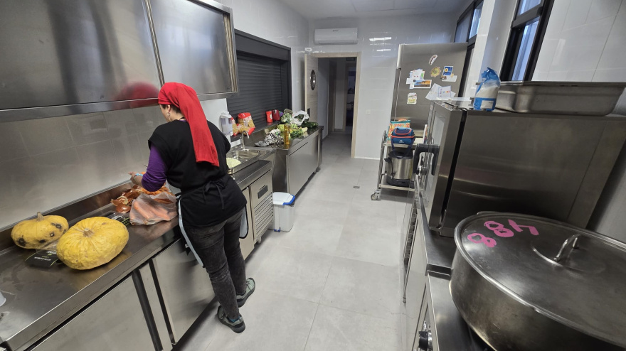 Así cocina un grupo de padres en la cocina del Colegio de Peñaflor