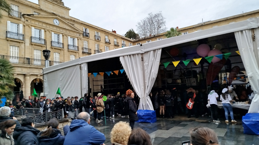 Centros escolares disfrutan del carnaval de Bilbao