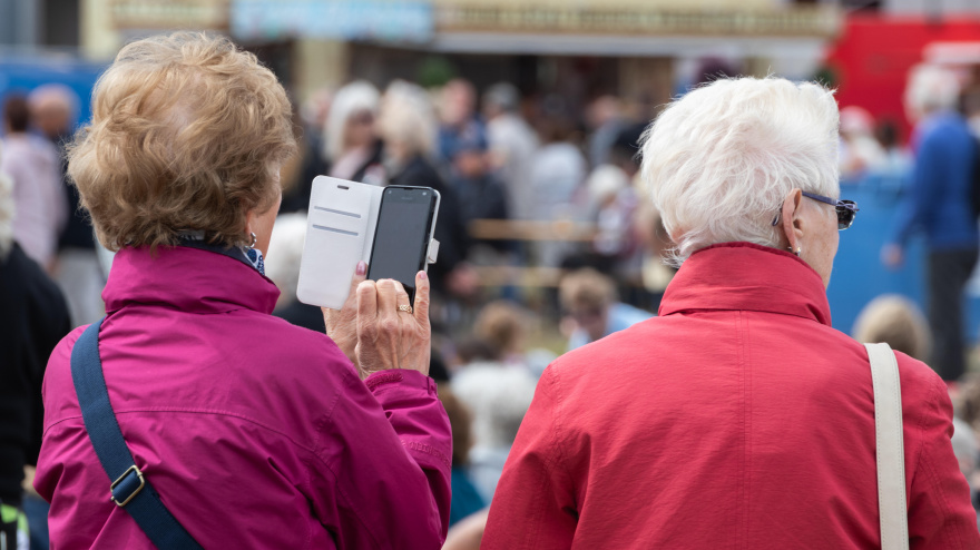 Personas con el móvil
