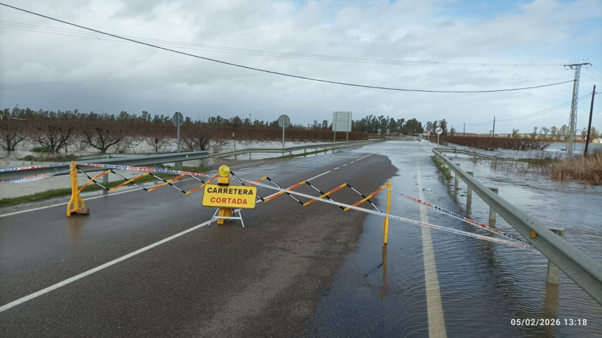 Carretera BA-162 cortada al tráfico por las fuertes lluvias.