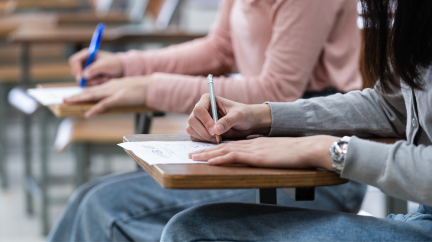 Dos mujeres haciendo el examen de una oposición