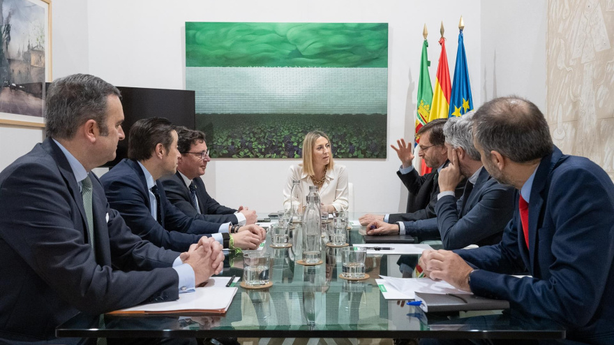 La presidenta de la Junta de Extremadura en funciones, María Guardiola, durante la reunión este viernes con los responsables de Fotowatio Renewable Ventures (FRV).