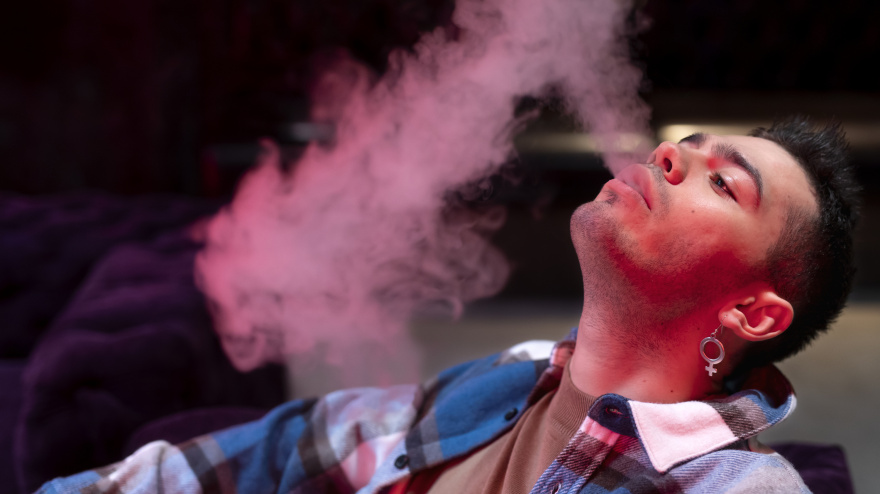 Joven vapeando
