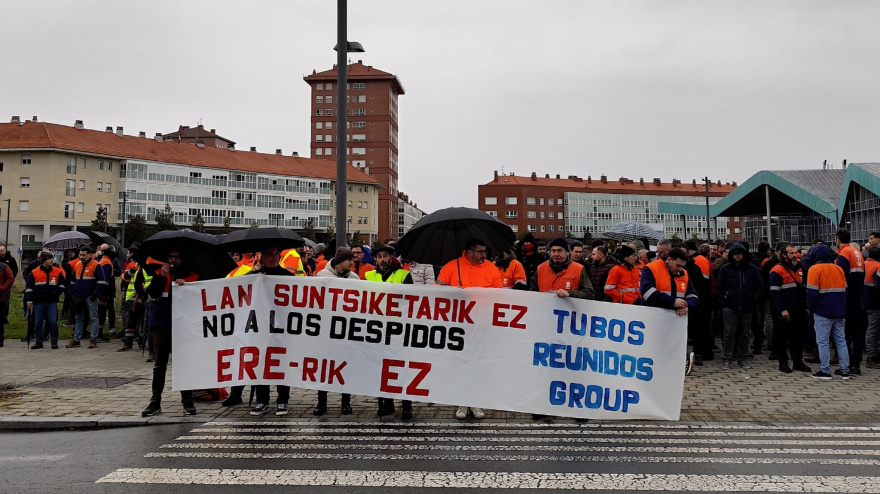 Concentración de la plantilla de Tubos Reunidos frente al Gobierno vasco