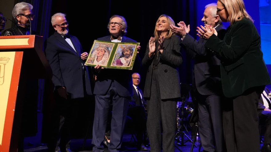 Tito Ortiz en el momento de recibir las tapas del Pregón de la Semana Santa de Granada 2026