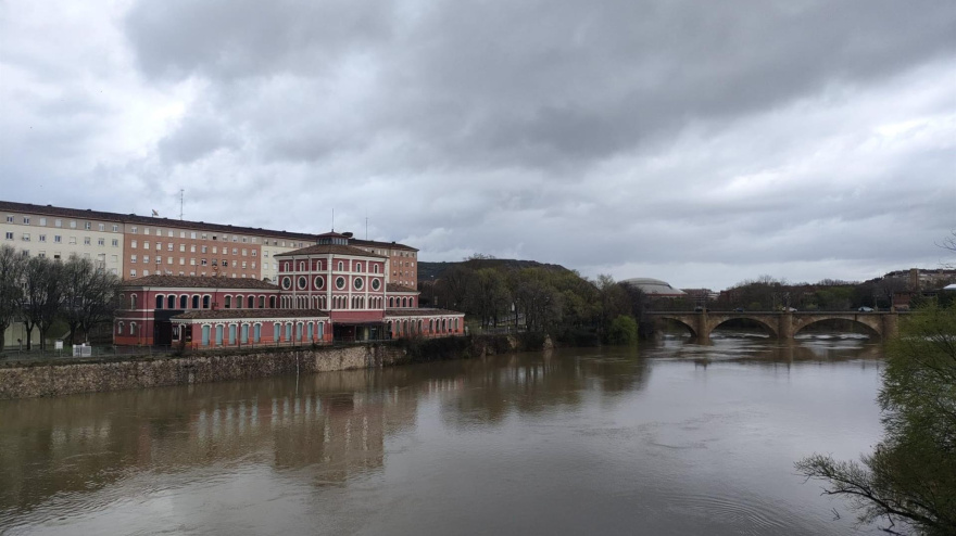 El Ebro a su paso por la Casa de las Ciencias en Logroño