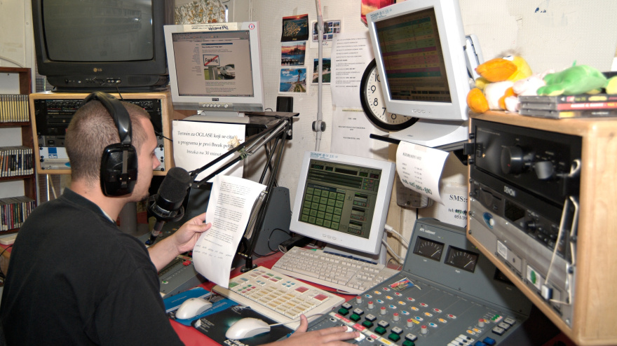 Locutor de radio Presentador Emisión desde un estudio de radio