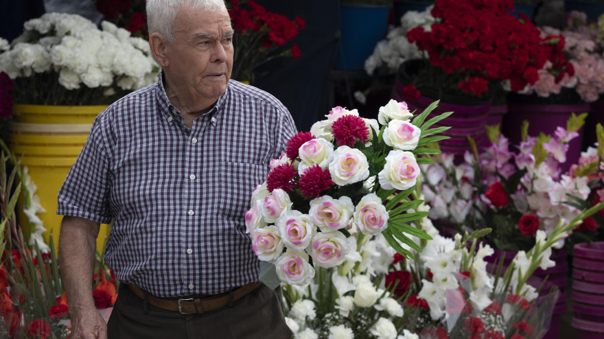 Un hombre compra flores