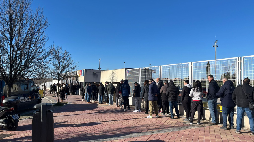 Largas colas en la Ciudad Deportiva del Rayo Vallecano este sábado.