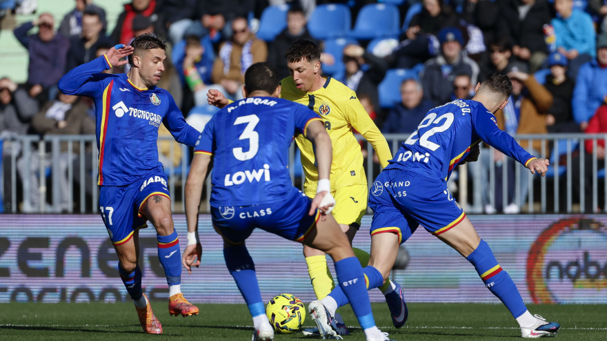 Pau Navarro contra tres jugadores del Getafe