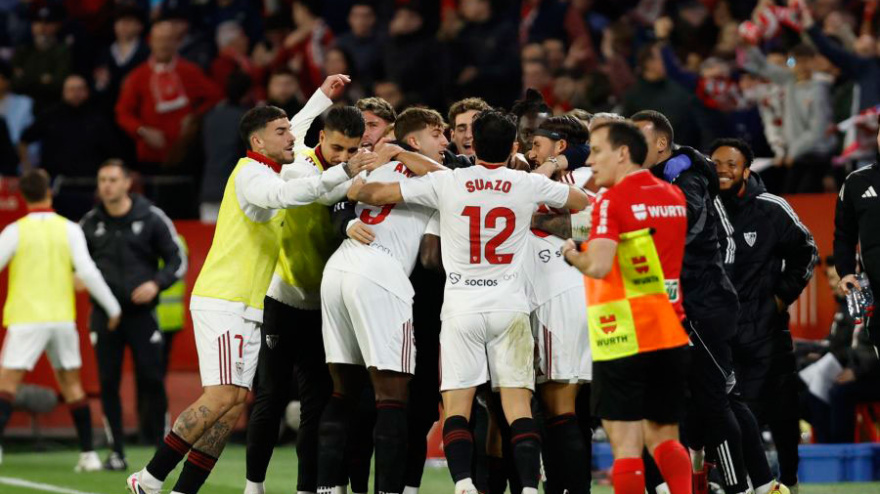 Los jugadores del Sevilla celebran el gol de Sow ante el Alavés