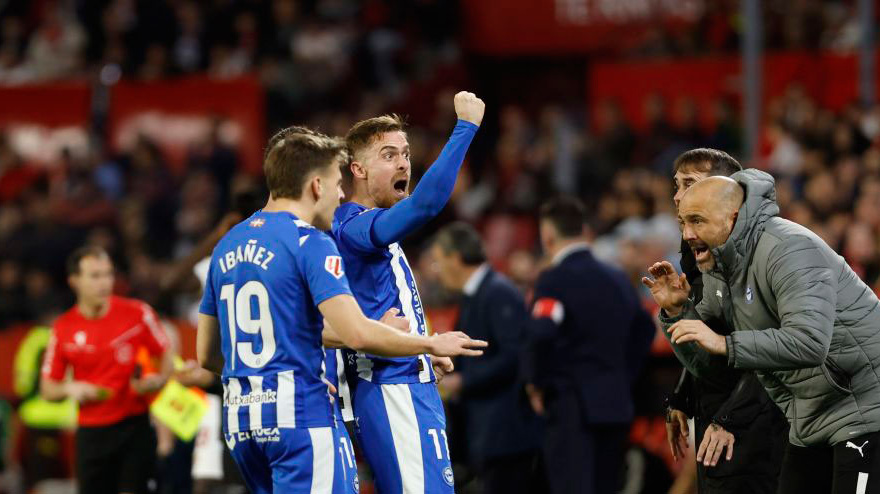 Los jugadores del Alavés celebran el gol de Toni Martínez en el Sánchez Pizjuán