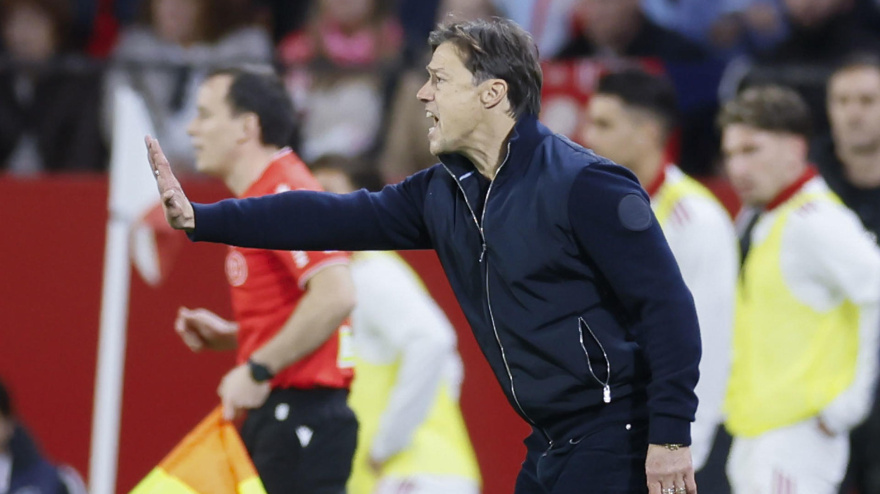 Matías Almeyda da órdenes a sus jugadores durante el Sevilla - Alavés