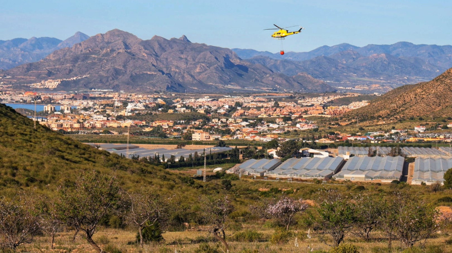 Uno de los helicópteros que ha trabajado en la zona