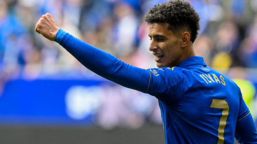 El delantero del Oviedo, Ilyas Chaira celebra su gol ante el Athletic.