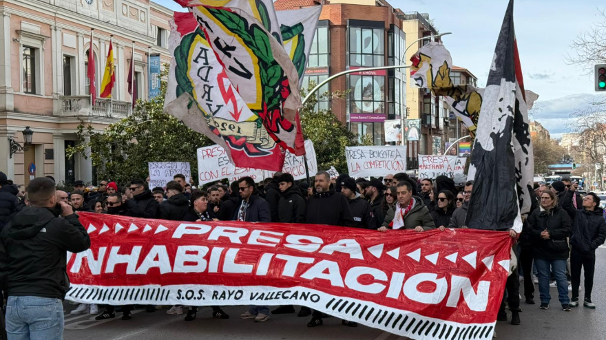 Los aficionados del Rayo Vallecano piden la inhabilitación de su presidente Martín Presa.