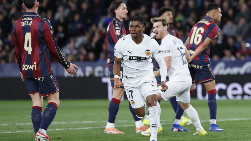 Ramazani celebra el primer gol del Valencia contra el Levante