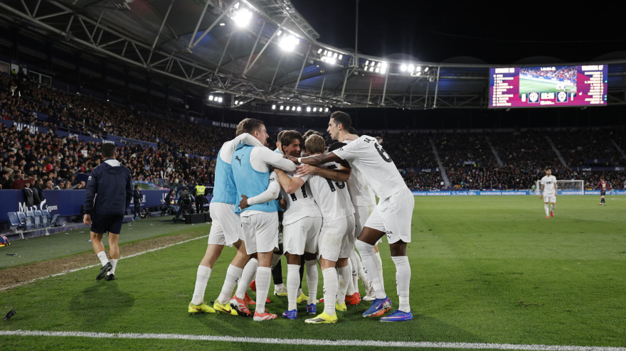 Los jugadores del Valencia celebran uno de los goles contra el Levante
