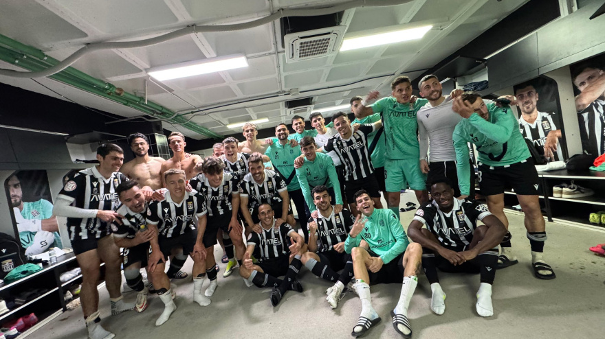 La plantilla celebra el triunfo