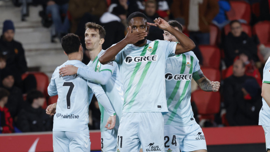 Bakambú celebra el gol en el Mallorca - Betis