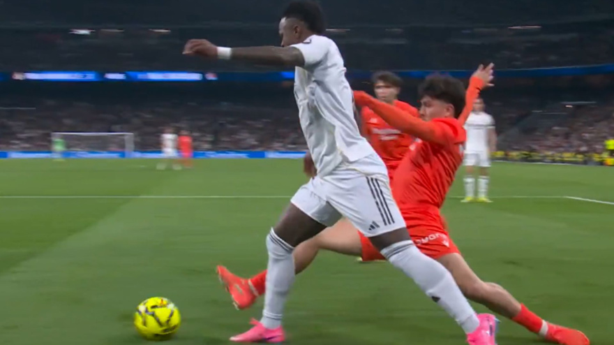 Momento exacto en el que Aramburu derriba a Vinicius en el Real Madrid - Real Sociedad
